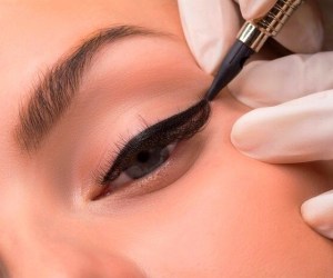 آرایشگرها واسه پاک نشدن خط چشم چیکار میکنن؟